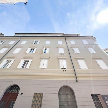 Slataper 9 Tirabora Short Rent Apartment Trieste Luaran gambar